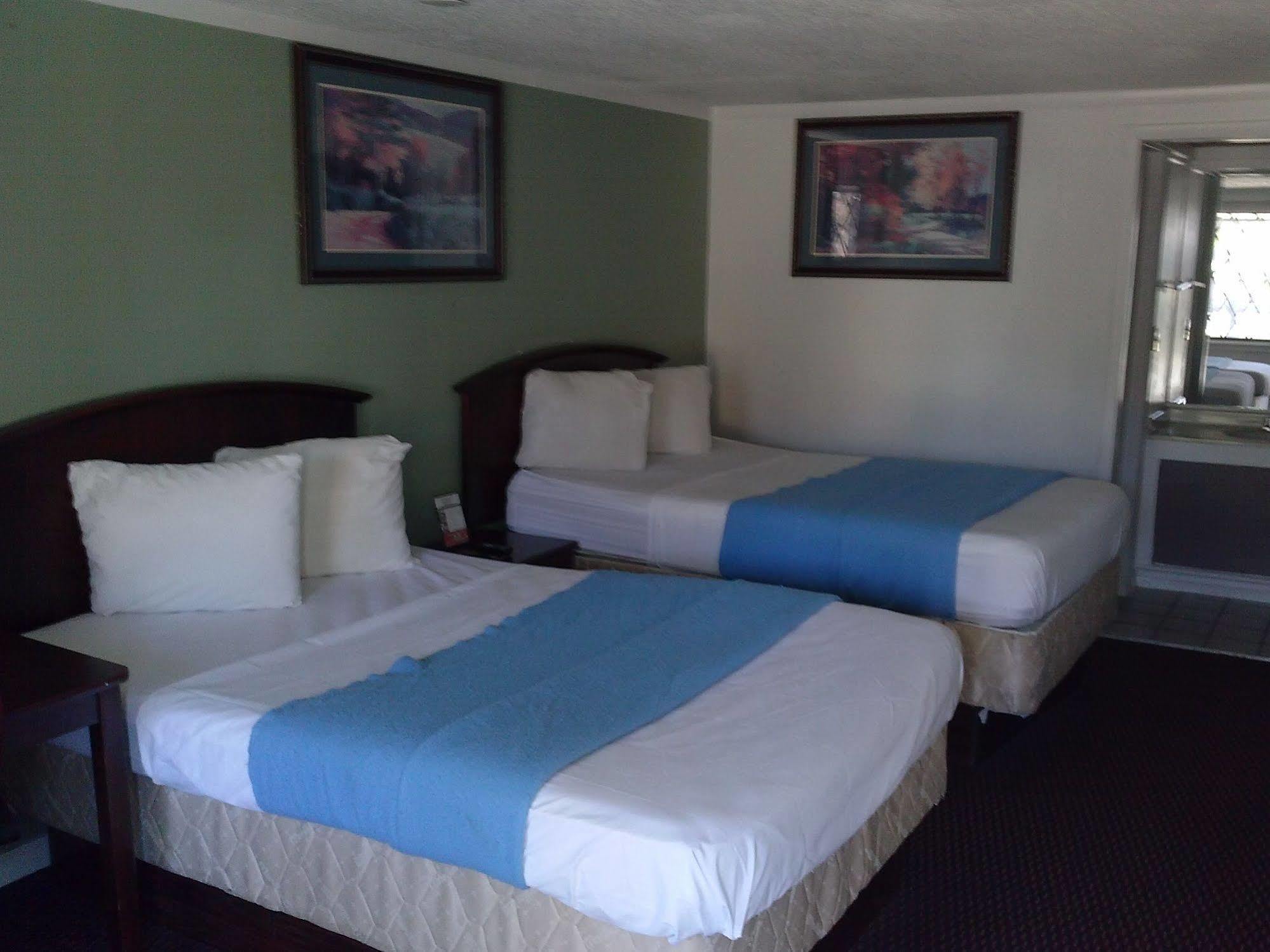 Westwoods Inn & Suites Woodhaven Exterior foto